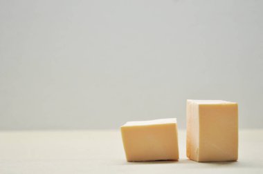 Ürün sunumu için, geometrik formlarla soyut arkaplan ve pastel renkli podyumlar. Kozmetik ürünleri göstermek için podyum.