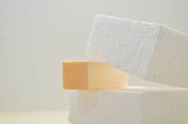 Ürün sunumu için, geometrik formlarla soyut arkaplan ve pastel renkli podyumlar. Kozmetik ürünleri göstermek için podyum.