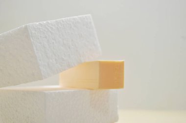 Ürün sunumu için, geometrik formlarla soyut arkaplan ve pastel renkli podyumlar. Kozmetik ürünleri göstermek için podyum.