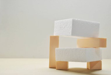 Ürün sunumu için, geometrik formlarla soyut arkaplan ve pastel renkli podyumlar. Kozmetik ürünleri göstermek için podyum.