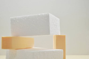 Ürün sunumu için, geometrik formlarla soyut arkaplan ve pastel renkli podyumlar. Kozmetik ürünleri göstermek için podyum.