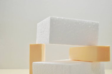 Ürün sunumu için, geometrik formlarla soyut arkaplan ve pastel renkli podyumlar. Kozmetik ürünleri göstermek için podyum.