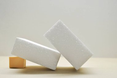 Ürün sunumu için, geometrik formlarla soyut arkaplan ve pastel renkli podyumlar. Kozmetik ürünleri göstermek için podyum.