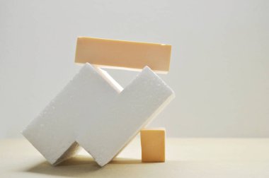 Ürün sunumu için, geometrik formlarla soyut arkaplan ve pastel renkli podyumlar. Kozmetik ürünleri göstermek için podyum.