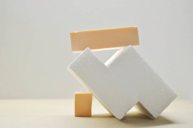 Ürün sunumu için, geometrik formlarla soyut arkaplan ve pastel renkli podyumlar. Kozmetik ürünleri göstermek için podyum.