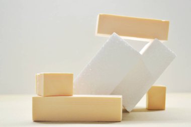 Ürün sunumu için, geometrik formlarla soyut arkaplan ve pastel renkli podyumlar. Kozmetik ürünleri göstermek için podyum.