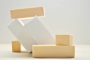 Ürün sunumu için, geometrik formlarla soyut arkaplan ve pastel renkli podyumlar. Kozmetik ürünleri göstermek için podyum.