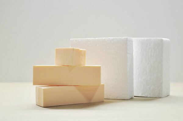 Абстрактный фон с геометрическими формами и подиумами в пастельном цвете для презентации продукта. Подиум покажет косметические продукты.