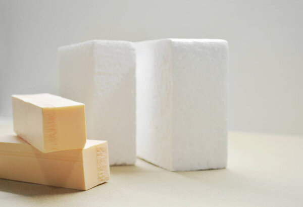 Абстрактный фон с геометрическими формами и подиумами в пастельном цвете для презентации продукта. Подиум покажет косметические продукты.