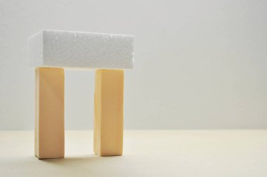 Ürün sunumu için, geometrik formlarla soyut arkaplan ve pastel renkli podyumlar. Kozmetik ürünleri göstermek için podyum.