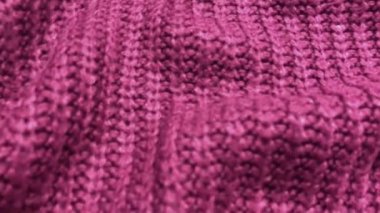Arka plan olarak pembe örülmüş tekstil deseni. Pembe örülmüş kumaş dokusuna yakın çekim yap. Buruşmuş kumaş dokusu