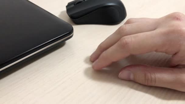 Kobieta Ręka Puka Jego Palce Drewnianym Stole Obok Laptopa — Wideo stockowe
