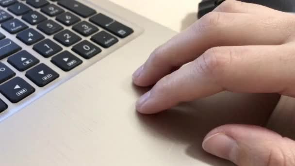 Female Hand Knocks His Fingers Open Laptop — Vídeos de Stock