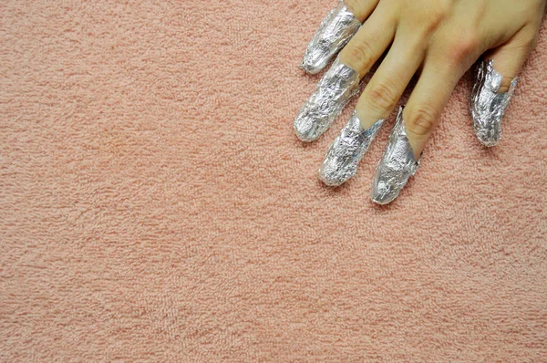 Quitar Goma Laca Las Uñas Dedos Con Papel Aluminio Sobre — Foto de Stock