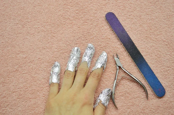 Menghapus Shellac Dari Kuku Jari Dengan Foil File Kuku Dan — Stok Foto