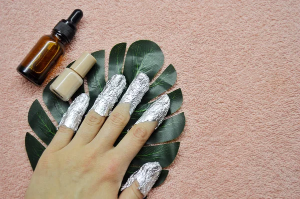 Removing Shellac Nails Fingers Foil Glass Bottle Pipette Nail Polish — Stock Photo, Image