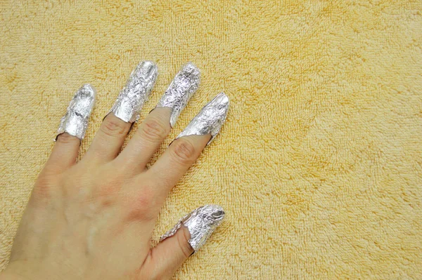 Quitar Goma Laca Las Uñas Dedos Con Papel Aluminio Sobre —  Fotos de Stock