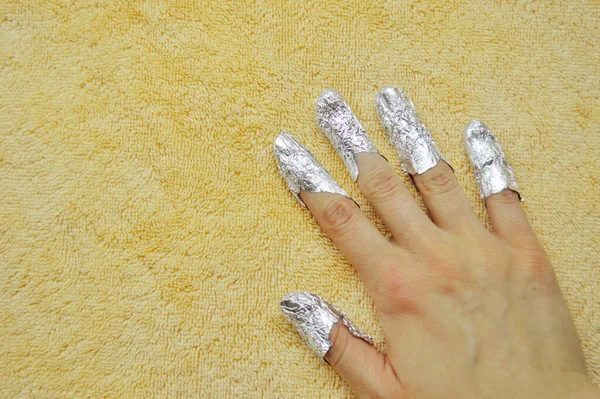 Removendo Goma Laca Das Unhas Dedos Com Folha Metálica Contexto — Fotografia de Stock