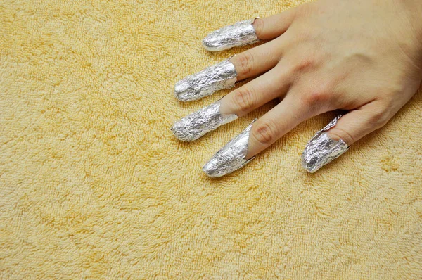 Quitar Goma Laca Las Uñas Dedos Con Papel Aluminio Sobre — Foto de Stock