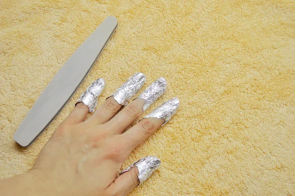 Quitar Goma Laca Las Uñas Dedos Con Papel Aluminio Lima — Foto de Stock