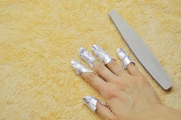 Quitar Goma Laca Las Uñas Dedos Con Papel Aluminio Lima — Foto de Stock