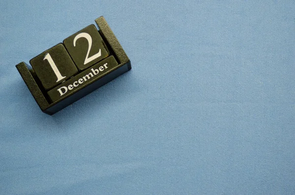 Holzkalender aus Blöcken auf blauem Hintergrund mit Kopierraum. 12. Dezember — Stockfoto
