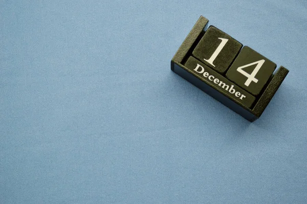 Ξύλινο ημερολόγιο από μπλοκ σε μπλε φόντο με χώρο αντίγραφο. 14 Δεκεμβρίου — Φωτογραφία Αρχείου