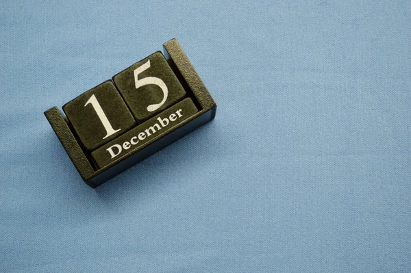 Ξύλινο Ημερολόγιο Από Μπλοκ Μπλε Φόντο Ύφασμα Χώρο Αντιγραφής Δεκεμβρίου — Φωτογραφία Αρχείου
