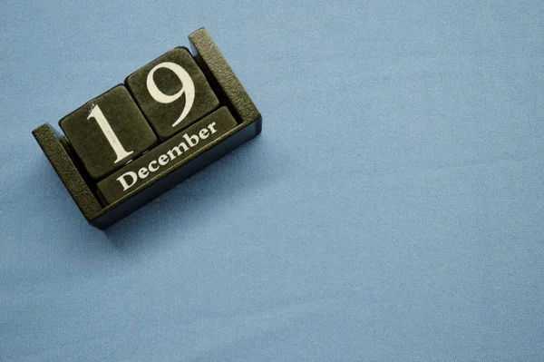 Ξύλινο Ημερολόγιο Από Μπλοκ Μπλε Φόντο Ύφασμα Χώρο Αντιγραφής Δεκεμβρίου — Φωτογραφία Αρχείου