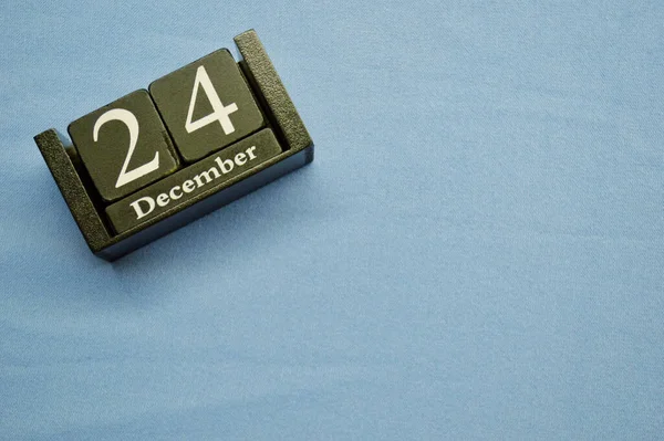 Holzkalender Aus Blöcken Auf Blauem Textilgrund Mit Kopierraum Dezember Heiligabend — Stockfoto