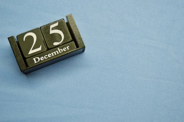 Holzkalender Aus Blöcken Auf Blauem Textilgrund Mit Kopierraum Dezember Weihnachten — Stockfoto