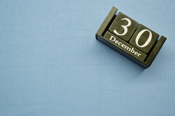 Holzkalender Aus Blöcken Auf Blauem Textilgrund Mit Kopierraum Dezember — Stockfoto