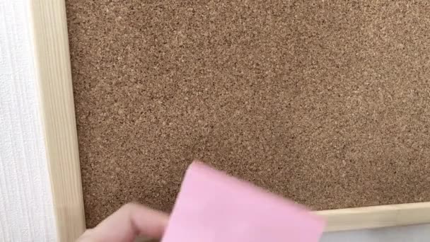 Mladá Žena Přilepí Růžový Papír Pro Poznámku Korkovou Desku — Stock video