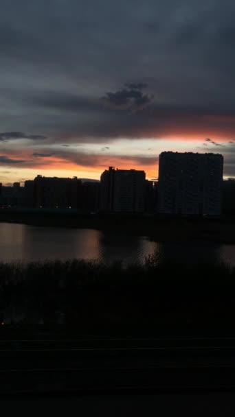 Puesta Sol Ciudad Silueta Edificio Atardecer Cerca Del Lago Vídeo — Vídeos de Stock