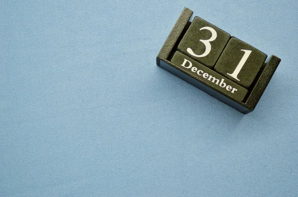 Träkalender Från Block Blå Textilbakgrund Med Kopieringsutrymme December Saint Sylvester — Stockfoto