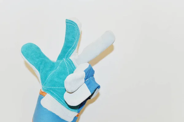 Синяя Рабочая Ткань Перчатки Показывает Три Пальца Фоне Белой Стены — стоковое фото