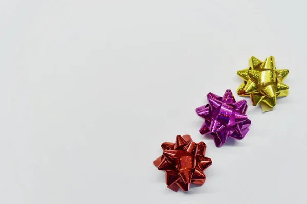 Ensemble Trois Arcs Brillants Pour Cadeaux Sur Fond Blanc Avec — Photo