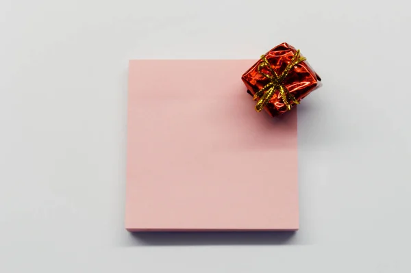 Rood Glanzend Cadeautje Papier Voor Notities Witte Achtergrond — Stockfoto