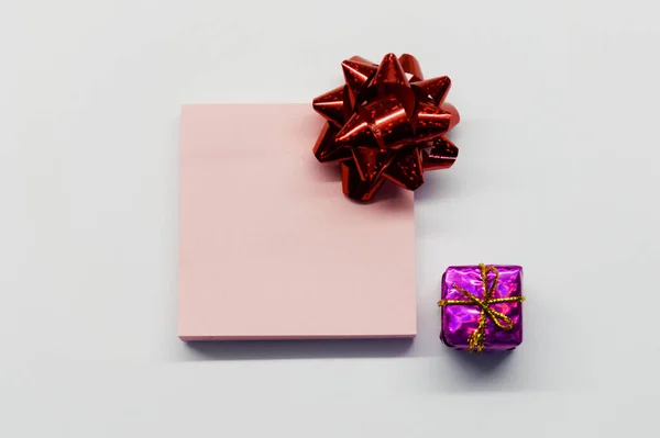 Fiocco Rosso Lucido Regalo Rosa Piccolo Regalo Lucido Carta Note — Foto Stock