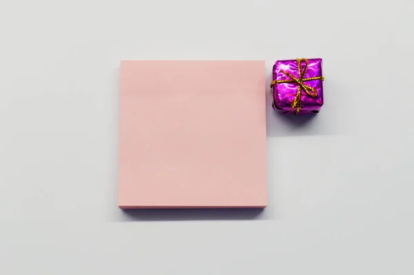 Rosa Glänzendes Kleines Geschenk Und Papier Für Notizen Auf Weißem — Stockfoto