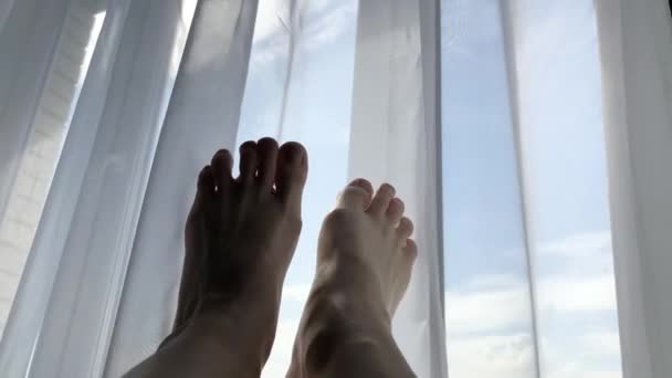 Mujer Joven Moviendo Los Pies Desnudos Contra Fondo Del Cielo — Vídeo de stock