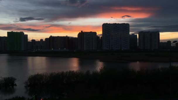 Pôr Sol Cidade Silhueta Edifício Pôr Sol Perto Lago — Vídeo de Stock