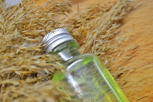 Bouteille Verre Avec Gel Vert Repose Sur Gazon Sec Moelleux — Photo