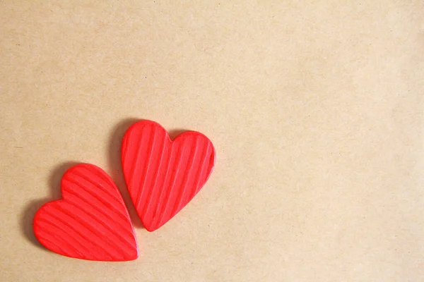 Dos Corazones Rojos Madera Sobre Viejo Fondo Papel Tarjeta Felicitación — Foto de Stock