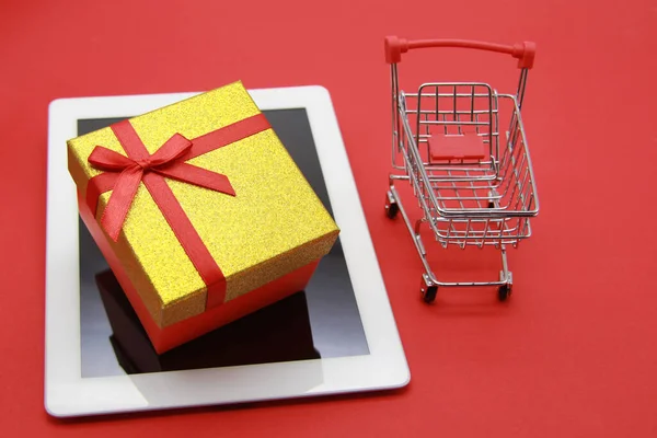 Online Store Tablet Computer Market Basket Gold Gift Box Tied — Stock Photo, Image