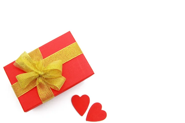 Rote Geschenkschachtel Mit Goldener Schleife Und Roten Holzherzen Auf Weißem — Stockfoto