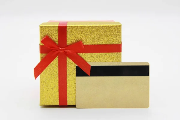 Gold Geschenkbox Mit Roter Schleife Goldener Kreditkarte Oder Karte Auf — Stockfoto