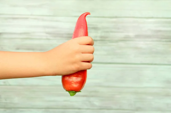 Adolescente Tem Pimentão Vermelho Doce Fundo Madeira Conceito Agricultura Eco — Fotografia de Stock