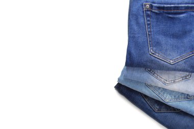 Beyaz arka planda ve metin tabanlı tasarım konsepti için geniş bir yığında Denim mavisi ve lacivert pantolon. Satış, satış ve giyim indirimi kavramı. Flatlay. Üst Manzara. Kopyalama alanı.