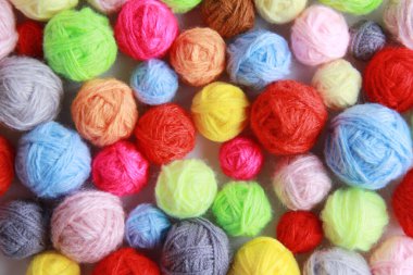 Örgü örmek, örgü örmek için çok renkli ipliklerin renkli arka planı. Her renkte örgü örmek için bir sürü iplik yumağı. El yapımı, nakış ve el işi kavramı. Üst Manzara. Flatlay. Kopyalama alanı.